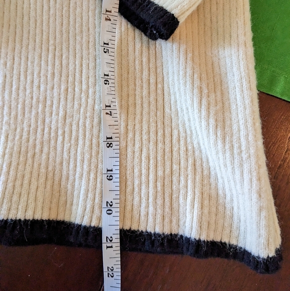 Jon and Anna Short Sleeved Sweater- Off White with Black Trim- small - Picture 3 of 3